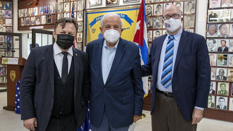 El diputado costarricense Dragos Dolanescu, el excalde de Miami Tomás Regalado y el activista cubano Orlando Gutiérrez