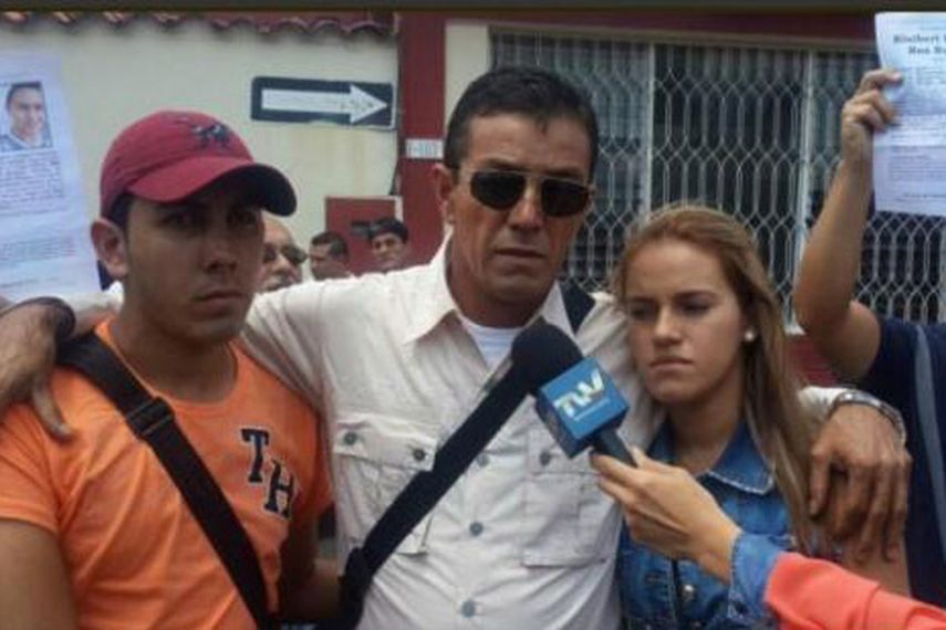 Erick Roa, padre del adolescente, dijo a la AP que pedirá a organismos internacionales que investiguen la muerte porque detrás de ese policía que mató a mi hijo hay manos ocultas. Roa pidió además al presidente Maduro que emprenda acciones para que