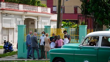 Diplomáticos de varios países esperan fuera del edificio del tribunal donde se lleva a cabo un juicio contra los artistas cubanos Luis Manuel Otero Alcántara y Maykel Castillo en La Habana, Cuba.