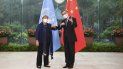 En esta imagen, distribuida por la agencia noticiosa Xinhua, el ministro de Exteriores de China, Wang Yi (derecha), saluda a la alta comisionada de la ONU para los derechos humanos, Michelle Bachelet, en Guangzhou, en la provincia de Guangdong, en el sur de China, el 23 de mayo de 2022. En esta imagen, distribuida por la agencia noticiosa Xinhua, el ministro de Exteriores de China, Wang Yi (derecha), saluda a la alta comisionada de la ONU para los derechos humanos, Michelle Bachelet, en Guangzhou, en la provincia de Guangdong, en el sur de China, el 23 de mayo de 2022.