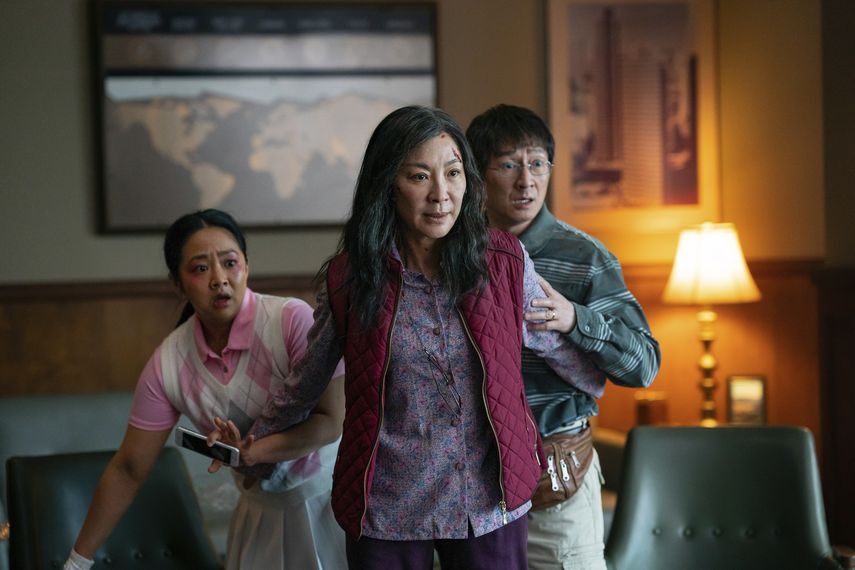 En esta imagen proporcionada por A24, de izquierda a derecha, Stephanie Hsu, Michelle Yeoh y Ke Huy Quan en una escena de, Everything Everywhere All At Once. Los Premios de la Academia Británica de Cine presentó la lista de nominados.