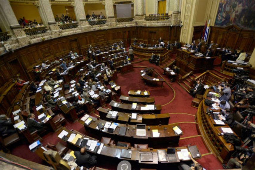 A favor de la propuesta intervinieron los senadores del gobernante Frente Amplio José Mujica y Rafael Michelini