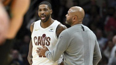 Tristan Thompson, de los Cavaliers de Cleveland, izquierda, es retenido por el entrenador en jefe J.B. Bickerstaff, luego de que Thompson fuera sancionado por una falta técnica durante la segunda mitad de un partido de baloncesto de la NBA contra los Washington Wizards, el viernes 5 de enero de 2024, en Cleveland.&nbsp;
