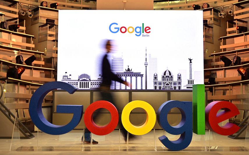 Esta foto de archivo tomada el 22 de enero de 2019 muestra a un técnico pasando junto a un logotipo del gigante estadounidense de búsquedas en Internet Google, en Berlín. &nbsp;