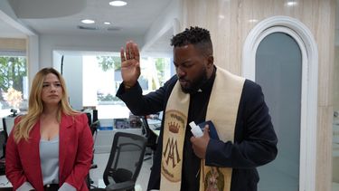 El padre Juan Lázaro Vélez durante el acto de bendición de la nueva sede de DIARIO LAS AMÉRICAS en Miami