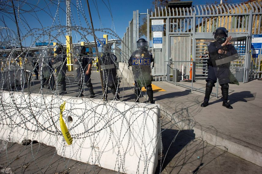 Los agentes de Aduanas y Protección Fronteriza de los Estados Unidos practican el cierre del puerto de San Ysidro.