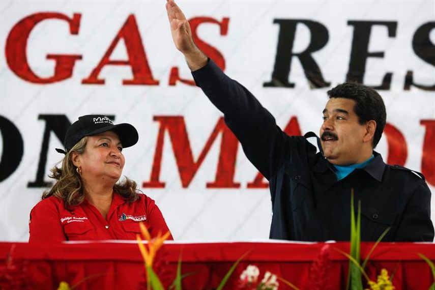 El presidente venezolano, Nicolás Maduro, y a la gobernadora del estado Monagas, Yelitze Santaella, mientras participan en un acto de Gobierno en el estado de Monagas (Venezuela) el 26 de febrero. EFE