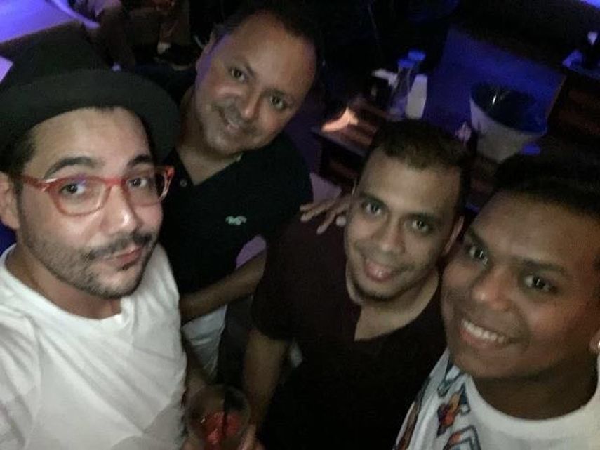 El grupo de amigos de Alexander Rodríguez (tercero de izquierda a derecha ) minutos antes de la masacre dentro de la discoteca Pulse, en Orlando (CORTESÍA)