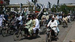Activistas de la Liga Musulmana Markazi de Pakistán gritaron consignas durante una manifestación contra India en Karachi el 7 de mayo de 2025.&nbsp;&nbsp;