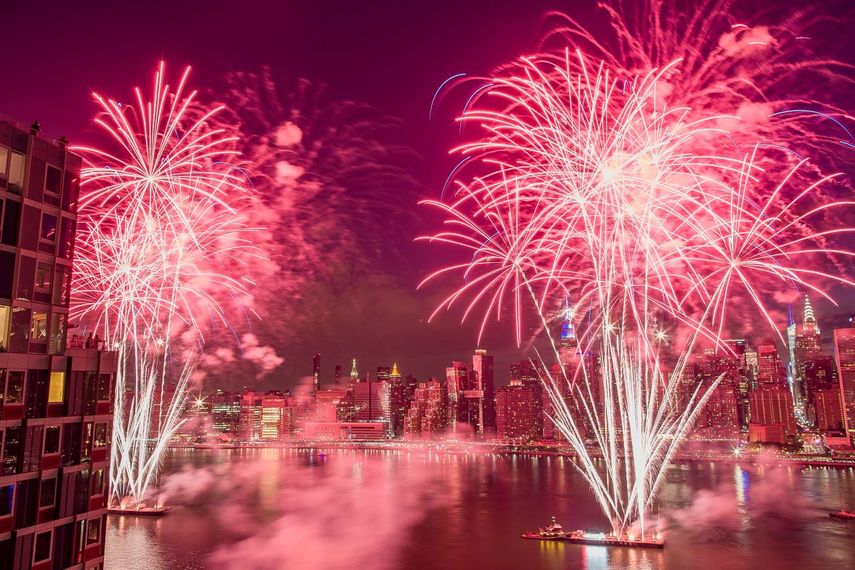 El horizonte de la ciudad de Nueva York con fuegos artificiales durante un espectáculo del Día de la Independencia sobre el East River en Nueva York.