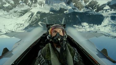 En esta imagen difundida por Paramount Pictures, Tom Cruise como el capitán Pete Maverick Mitchell en una escena de Top Gun: Maverick. Nostalgia y fetichismo de los 80 llega a las pantallas en 2022.