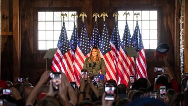 La primera dama Melania Trump habla con los partidarios del presidente Trump en un evento Make America Great Again en Atglen, Pensilvania, el 27 de octubre de 2020.&nbsp;