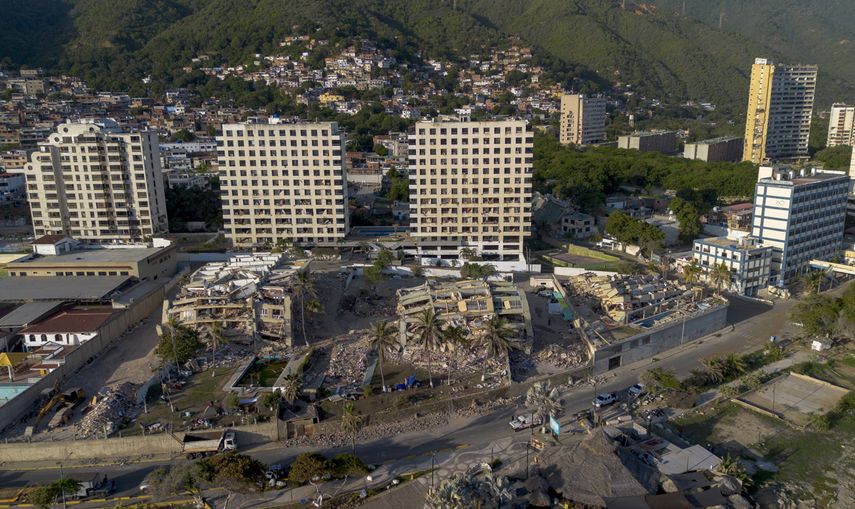 Vista aérea de la Guaira luego de cinco días del doblete sísmico que azoto la región (EFE)