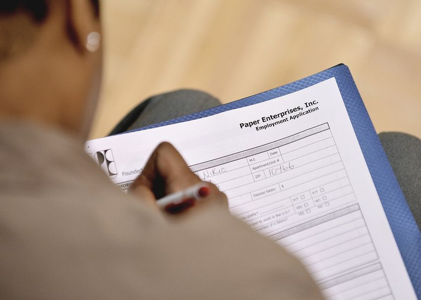 Imagen de archivo de un hombre rellenando una planilla de trabajo en un centro comunitario de Nueva York.