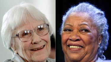 En esta combinación de fotos, las escritoras Harper Lee, izquierda, y Toni Morrison, cuyos respectivos libros Matar un ruiseñor y Ojos azules estuvieron entre más de 270 que fueron desafiados en 2020.