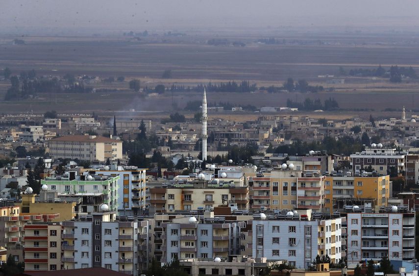 En esta imagen, tomada desde el lado turco de la frontera entre Turqu&iacute;a y Siria, en Ceylanpinar, en la provincia suroriental de Sanliurfa, vista de la ciudad de Ras al-Ayn, en Siria, el 18 de octubre de 2019.