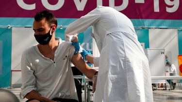 En esta foto del lunes, 12 de julio del 2021, un trabajador médico administra una dosis de la vacuna rusa Sputnik V para el coronavirus en un centro de vacunaciones en Moscú.