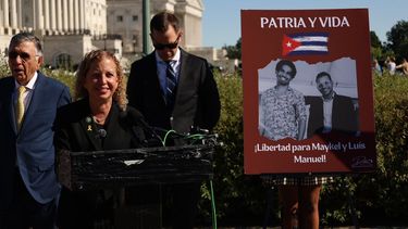 La congresista demócrata por Florida Debbie Wasserman Schultz pide la libertad en Cuba de Maykel Osorbo Castillo&nbsp; y Luis Manuel Otero Alcántara.&nbsp;