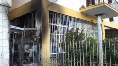 En horas de la noche del jueves el establecimiento permanecía a oscuras, mientras un grupo de policías merodeaba el local.