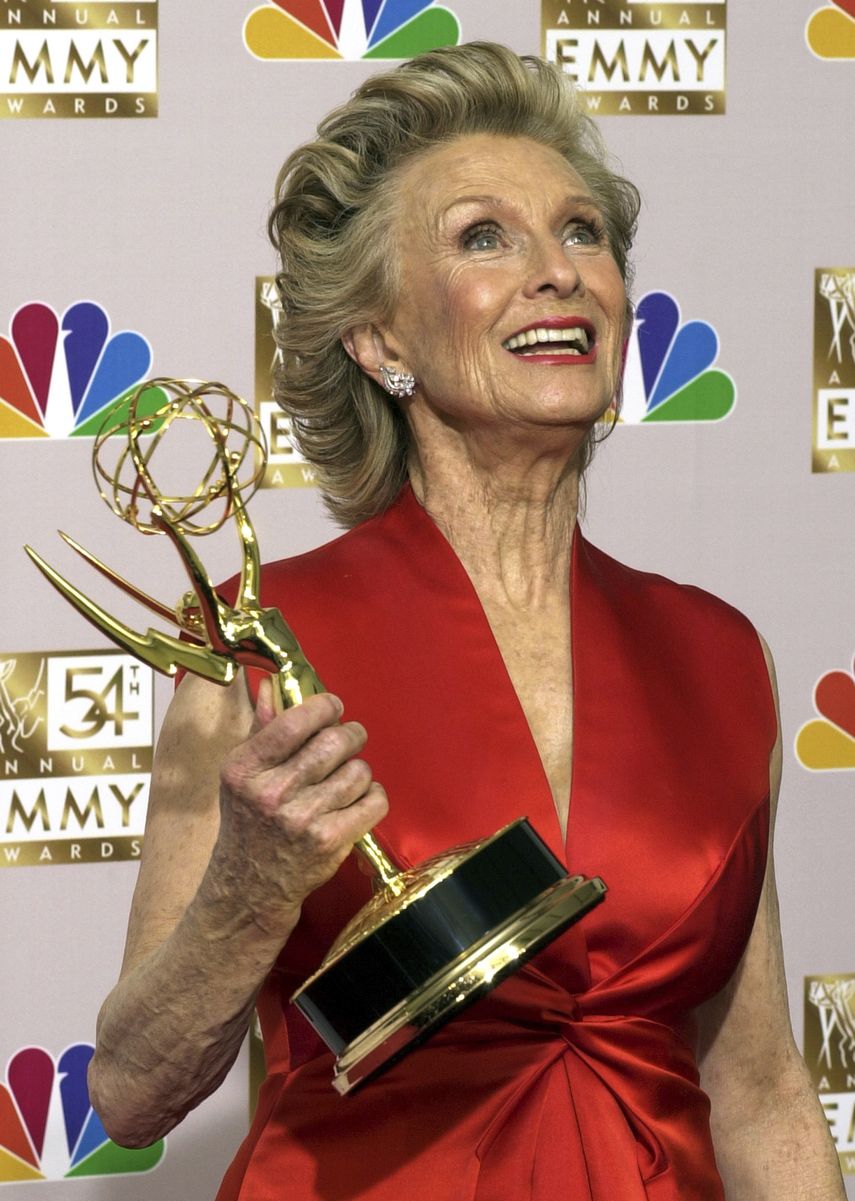 La actriz Cloris Leachman Muestra su Emmy como actriz invitada destacada en una comedia por su papel en Malcom in the Middle en la 54ª entrega anual de los Primetime Emmy el 22 de septiembre de 2002 en Los Angeles.&nbsp;