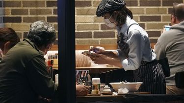 &nbsp;Un empleado de una cafeter&iacute;a usando cubrebocas para atender a los clientes de un restaurante en Tokio, Jap&oacute;n, el martes 28 de abril de 2020.&nbsp;