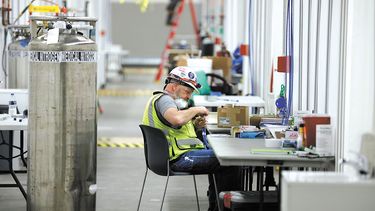 Miembros del ej&eacute;rcito preparan hospital de campa&ntilde;a en un centro de convenciones en Detroit.
