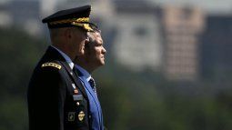El Secretario de Defensa de EEUU, Pete Hegseth (derecha), y el Jefe de Estado Mayor del Ejército, General Randy George, asisten a la ceremonia del Día Nacional de Reconocimiento de 2025 en el Pentágono en Washington, DC, el 19 de septiembre de 2025.