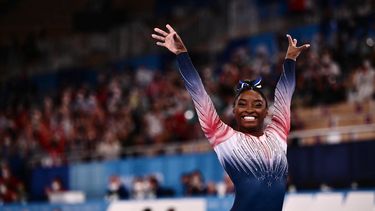 La estadounidense Simone Biles&nbsp; luego de completar su rutina en la final de viga de equilibrio femenina de gimnasia artística de los Juegos Olímpicos de Tokio 2020