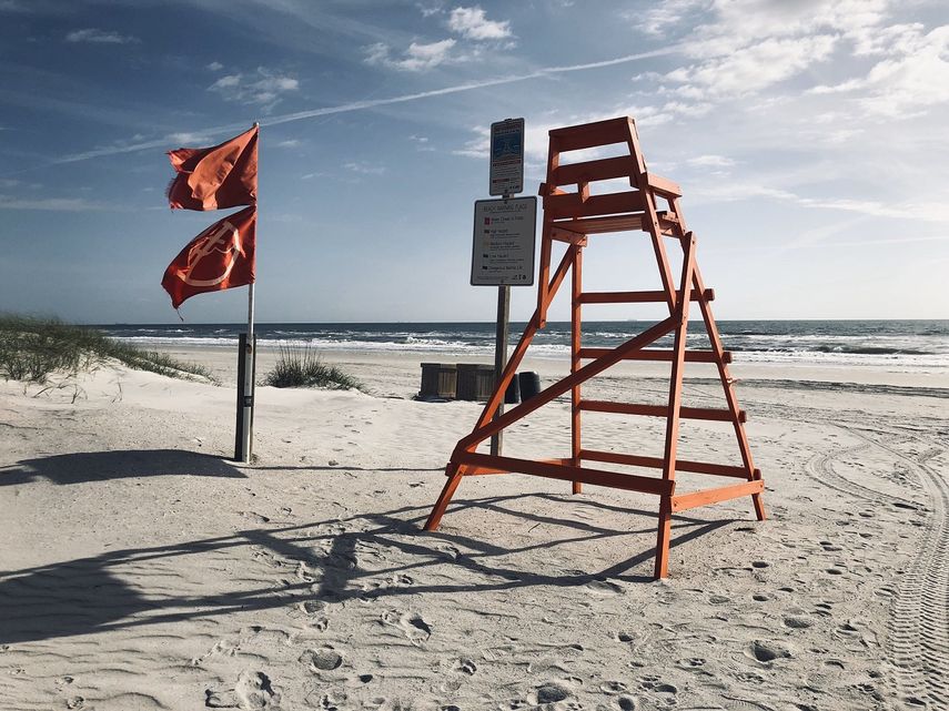 Fotograf&iacute;a de una playa cerrada por la pandemia de COVID-19 publicada en la cuenta oficial de Twitter de la Ciudad de Jacksonville el 17 de abril de 2020.