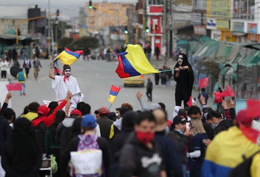 Manifestantes realizan una protesta antigubernamental provocada por aumentos de impuestos propuestos sobre los servicios públicos, el combustible, los salarios y las pensiones en Bogotá, Colombia, el viernes 28 de mayo de 2021.