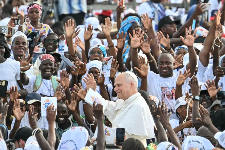 El papa León XIV (C) saluda a la multitud a su llegada para dirigir el rezo del Santo Rosario en la explanada frente al Santuario Mama Muxima en Muxima, en el séptimo día de un viaje apostólico de 11 días a África, el 19 de abril de 2026.&nbsp;&nbsp;