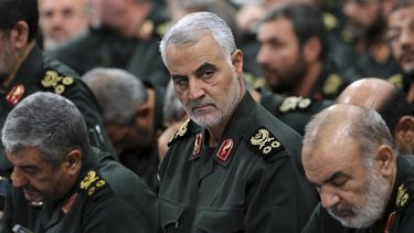 Fotograf&iacute;a del 18 de septiembre de 2016, tomada de la p&aacute;gina de internet de la Oficina del L&iacute;der Supremo Iran&iacute;, del general Qassim Soleimani de la Guardia Revolucionaria, al centro, durante una reuni&oacute;n en Teher&aacute;n, Ir&aacute;n.