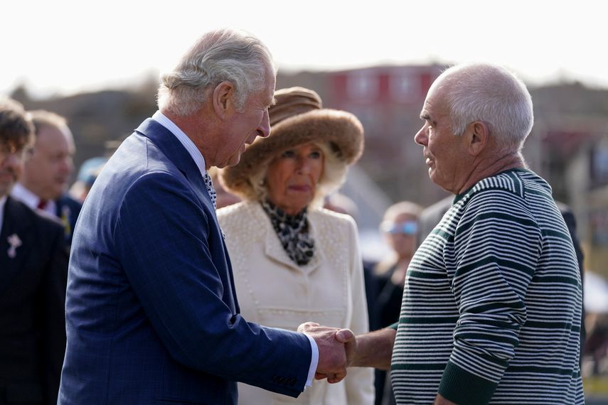 El Príncipe Carlos, Príncipe de Gales, se encuentra con el pescador local Lenny Hanlon en Quidi Vidi en St. Johns Newfoundland y Labrador, el 17 de mayo de 2022.