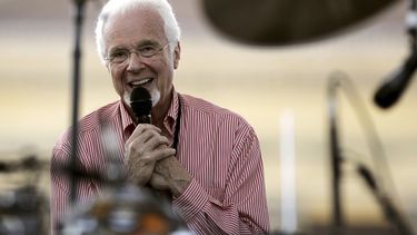 ARCHIVO - Peter Nero, líder de Philly Pops, sonríe durante una prueba de sonido en un escenario al pie de los escalones del Museo de Arte de Filadelfia, el lunes 4 de julio de 2005, mientras él y otros artistas se preparan para dar un concierto gratuito.