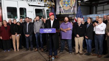 El expresidente Donald Trump habla ante residentes y funcionarios de la comunidad de East Palestine.