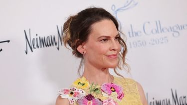 Hillary Swank en el almuerzo anual de primavera de The Colleague y al desfile de moda de Oscar de la Renta en el Beverly Wilshire, A Four Seasons Hotel, el 8 de mayo de 2025 en Beverly Hills, California.&nbsp;