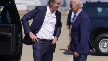 El presidente Joe Biden habla con el gobernador de California, Gavin Newsom en el aeropuerto de Mather, California, 13 de setiembre de 2021.&nbsp;