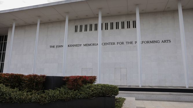 El Centro Conmemorativo John F. Kennedy para las Artes Escénicas, visto el 18 de diciembre de 2025 en Washington, D.C. La secretaria de prensa de la Casa Blanca, Karoline Leavitt, anunció en X que la junta directiva del Centro Kennedy cambiará el nombre del edificio a Centro Trump-Kennedy.