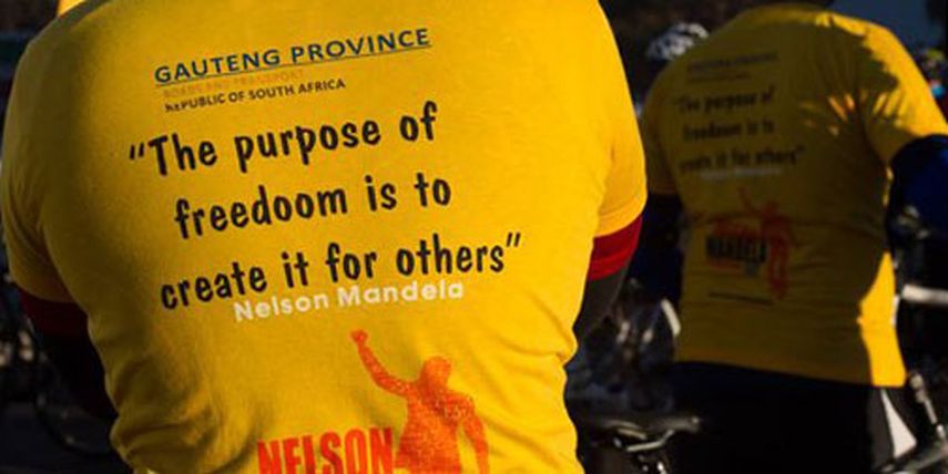 Se imprimieron unas 5.000 camisetas con el error para el recorrido ciclístico de 35 kilómetros, que pasó lugares que fueron hitos de la vida de Mandela. (Foto AP)