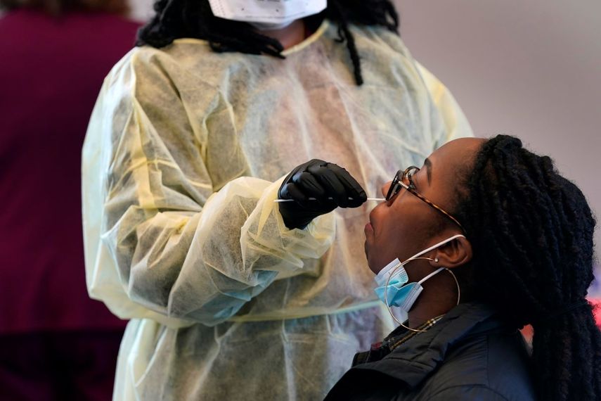 Jazmyn Finney recibe una prueba diagnóstica de 15 minutos en el centro de salud estudiantil de la North Carolina Agricultural and Technical State University en Greensboro, Carolina del Norte, 3 de febrero de 2021.&nbsp;