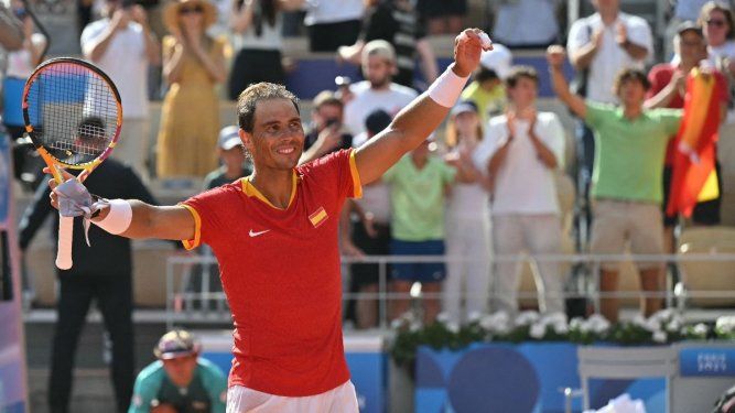 El español Rafael Nadal celebra después de vencer al húngaro Marton Fucsovics en su partido de primera ronda de tenis individual masculino en la cancha Philippe-Chatrier en el Estadio Roland-Garros en los Juegos Olímpicos de París 2024, en París, el 28 de julio de 2024. 