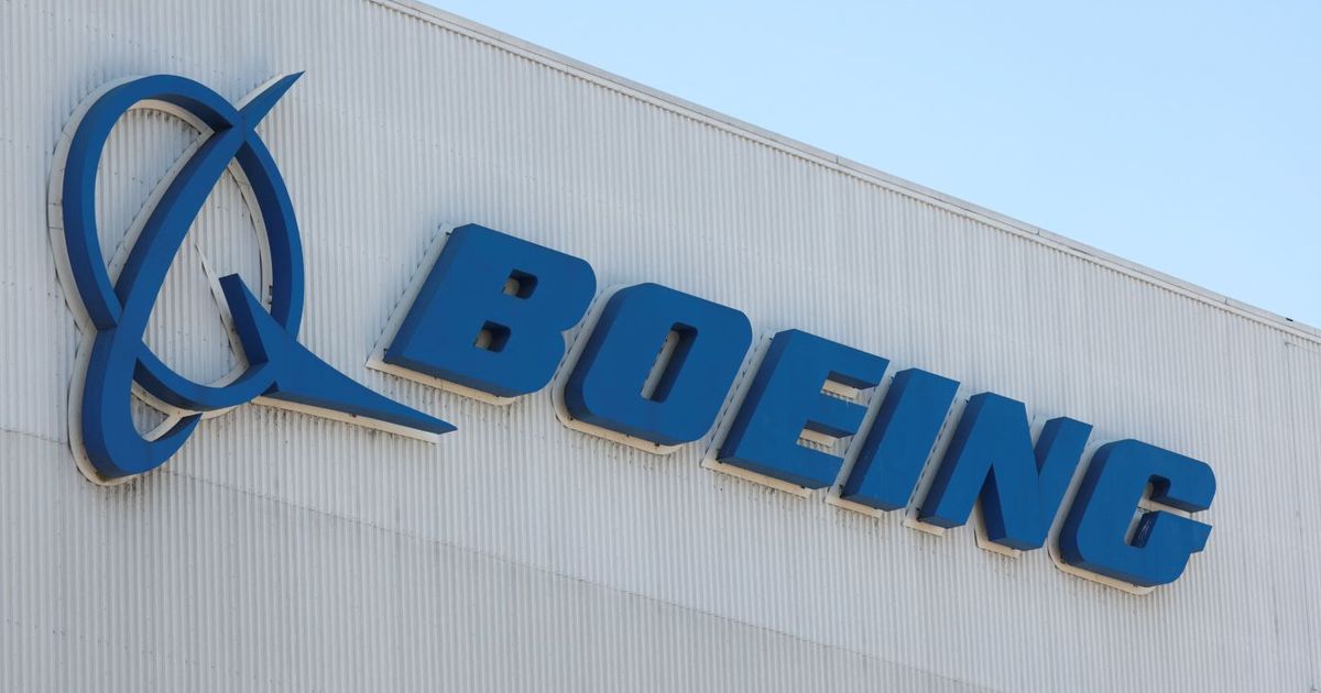 Empleados de defensa de Boeing rechazan acuerdo y siguen en huelga