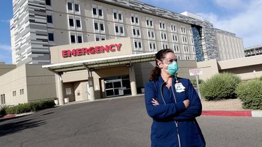La enfermera Caroline Maloney sale del Centro Médico Scottsdale Osborn, que forma parte del sistema de salud HonorHealth, luego de concluir su turno nocturno, la mañana del viernes 26 de junio de 2020 en Scottsdale, Arizona.&nbsp;