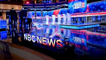 El escenario está preparado para el tercer debate de las primarias presidenciales republicanas en el Knight Concert Hall de Miami, Florida, el 7 de noviembre de 2023.