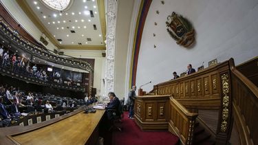 La Asamblea Nacional Constituyente es considerada un órgano que usurpa  el poder legislativo y la soberanía popular por el Parlamento