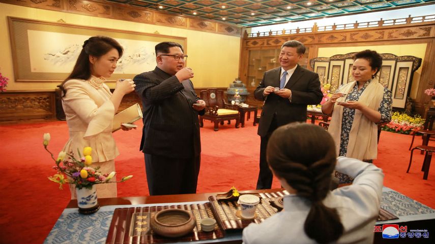 Kim&nbsp;Jong-un y su esposa Ri Sol-ju junto al presidente chino Xi Jinping y la primera dama, Peng Liyuan, durante su encuentro en Pekín.