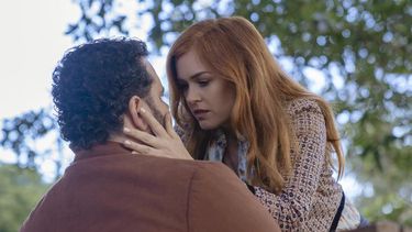 En esta imagen difundida por Peacock, Josh Gad, a la izquierda, e Isla Fisher en una escena de la serie Wolf Like Me, que se estrena el 13 de enero.&nbsp;