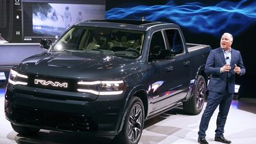 Mike Koval, director ejecutivo de marca de RAM, presenta la nueva camioneta eléctrica Ram 1500 Rev, el miércoles 5 de abril de 2023, en el salón del automóvil de Nueva York.&nbsp;