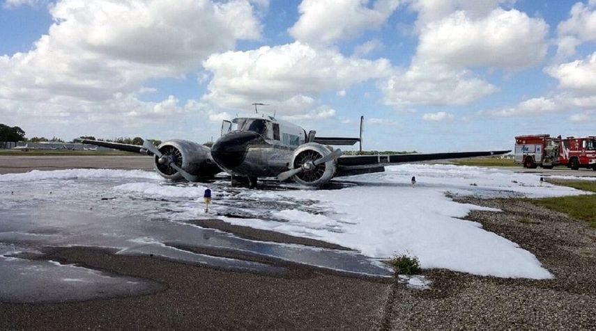 La avioneta quedó en medio de la pista rodeada de la espuma contra incendio