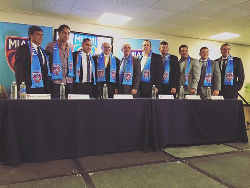 En la foto, entre otros, el alcalde del Condado Miami Dade, Carlos Giménez, y el comisionado de la ciudad de Miami, Francis Suárez (CORTESÍA)